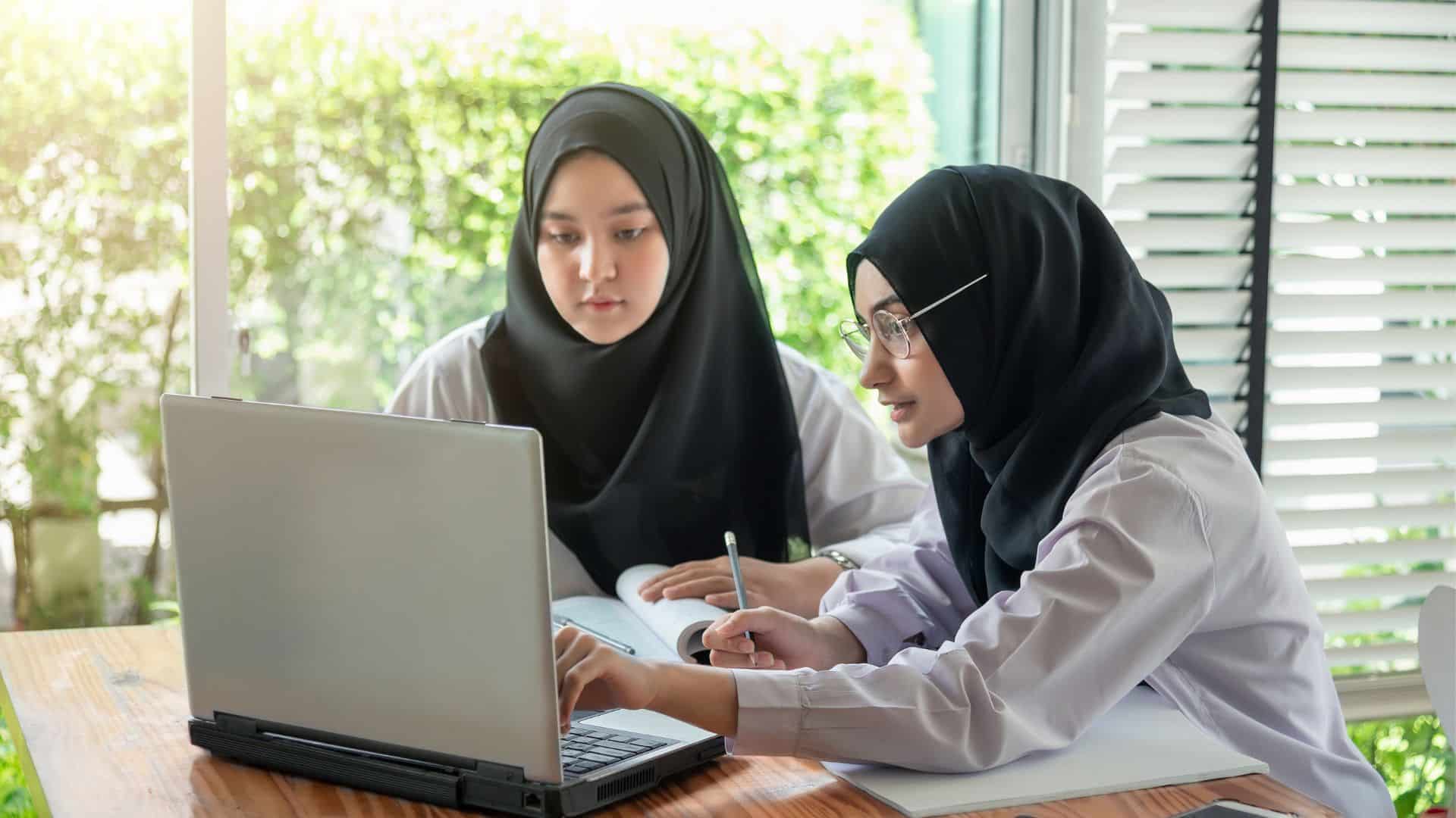 MYS_strive_photo_v1_2023-03_malaysian-women-using-laptop