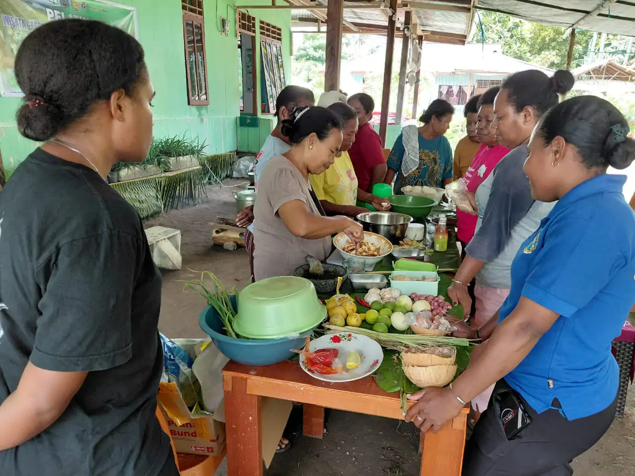 Local food-based gastronomy training at the village level, where participants practice processing local ingredients into menus that have nutritional and economic value, as an effort to encourage the sustainable use of surrounding resources (created by PKPRA – March 2026)