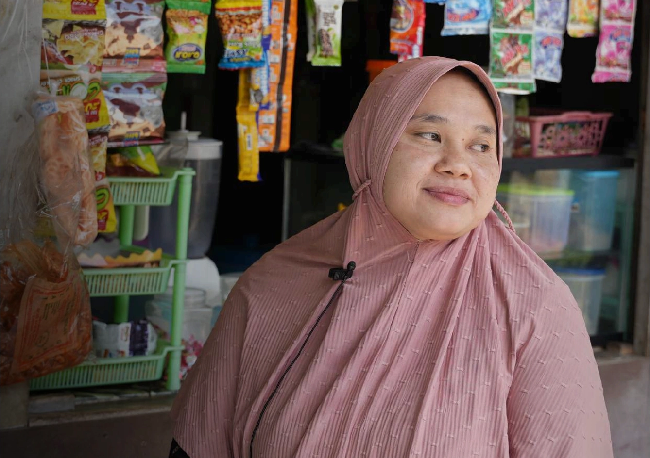 After Grow Digital training, Nenah Nushasanah from Indonesia, replaced plastic packaging for her seblak snacks with eco-friendly practices, asking customers to bring their own containers. She overcame initial resistance, cut her costs, and inspired her community to reduce plastic waste.